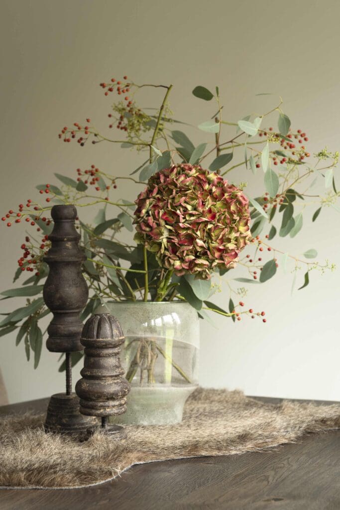 Bloemen in vaas op de eettafel - Interieurontwerp Buitenvest door Milia Interieurdesign