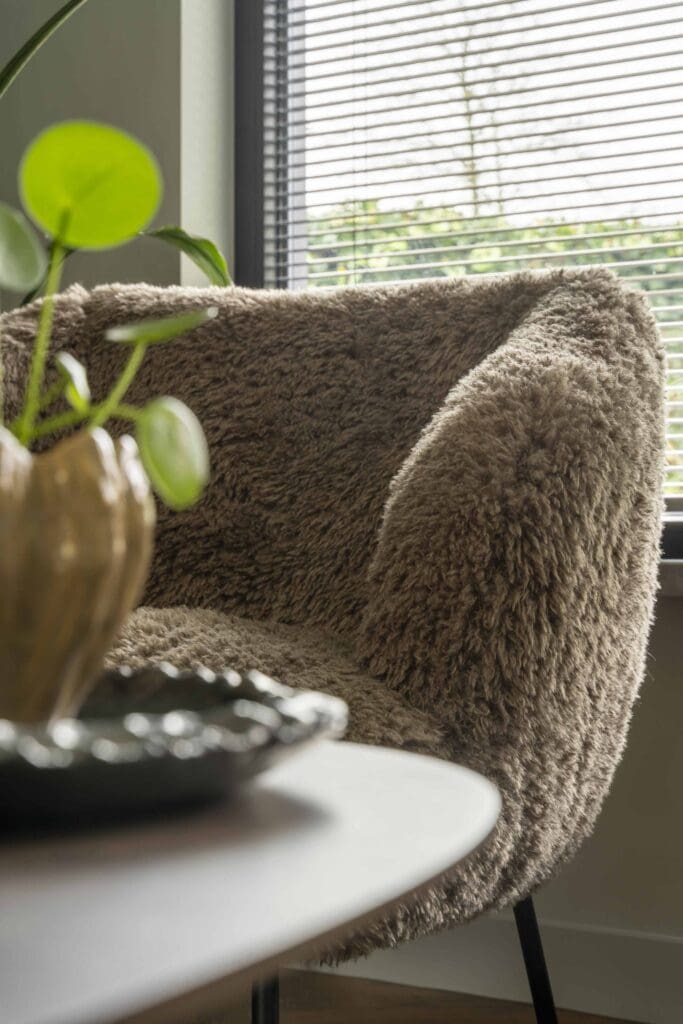 Stoel in zithoek - Interieurontwerp Buitenvest door Milia Interieurdesign