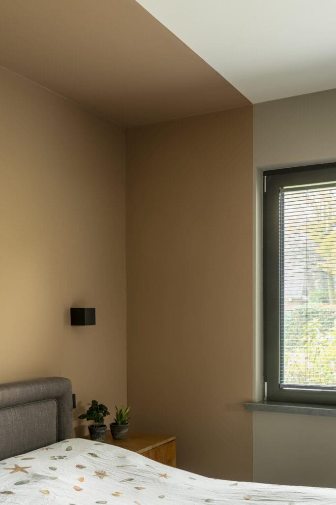 Nis schilderen in de slaapkamer - Interieurontwerp Buitenvest door Milia Interieurdesign