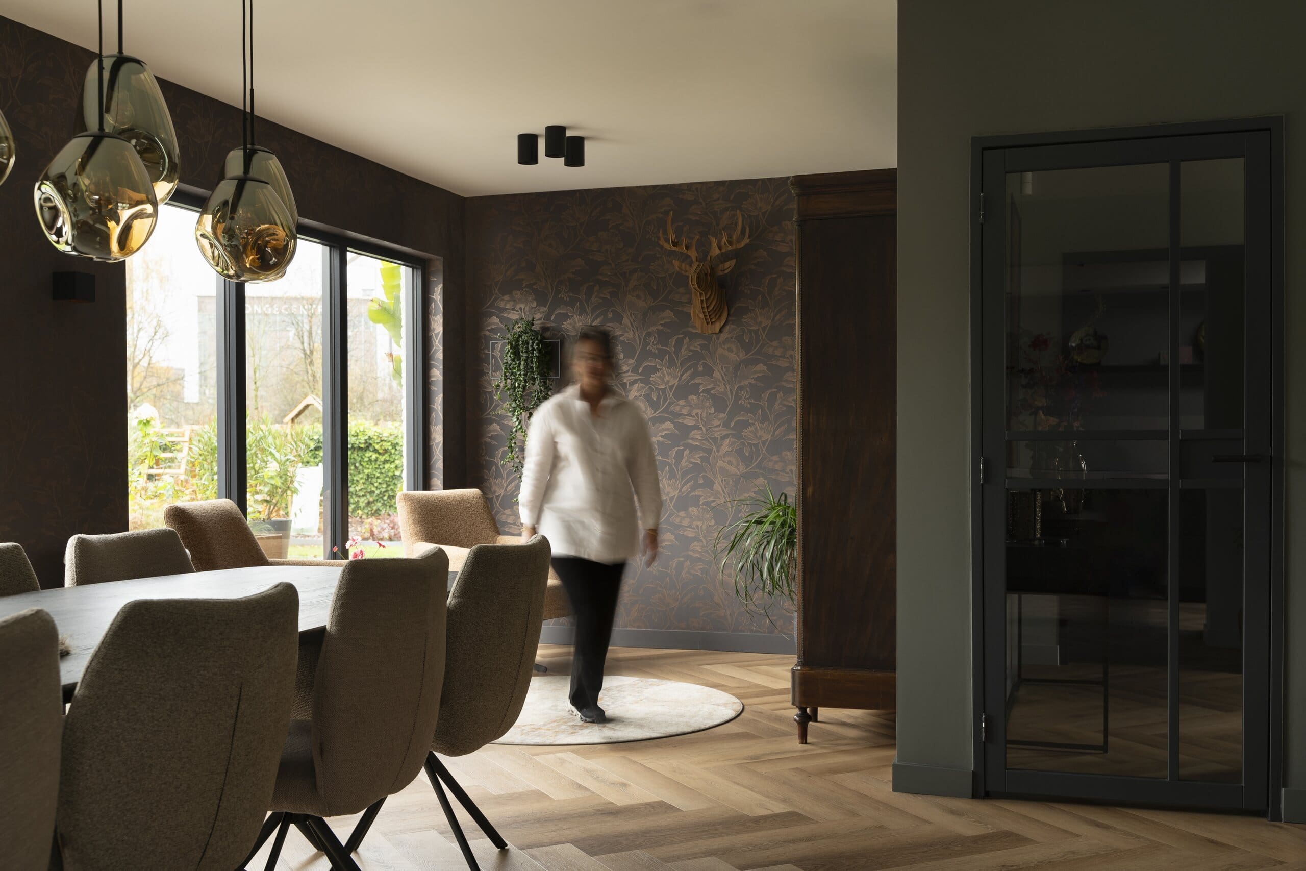 Eettafel doorkijkje met stalen deur - Interieurontwerp Buitenvest door Milia Interieurdesign