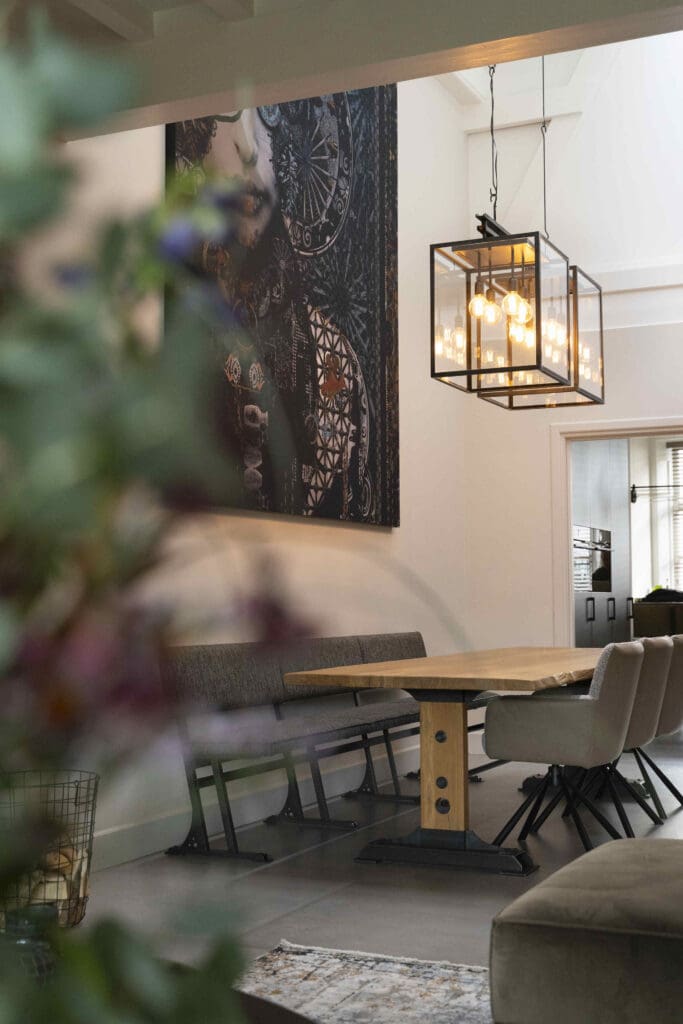 Eethoek doorkijkje naar keuken - Interieurontwerp Koestraat door Milia Interieurdesign